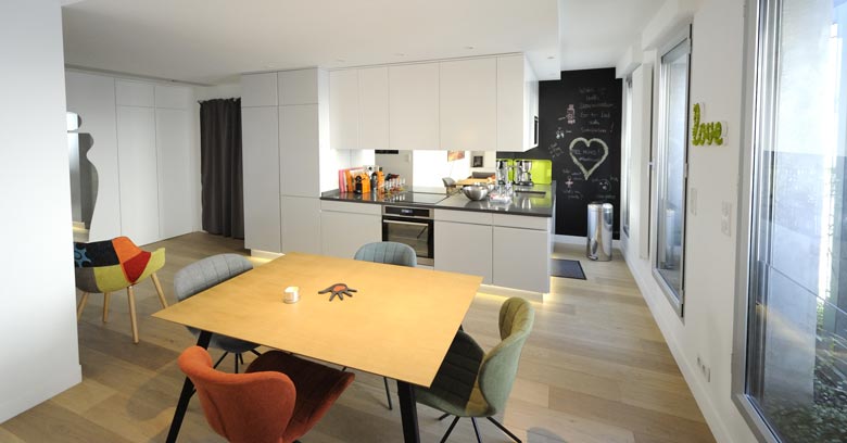 Un architecte d'intérieur aménage une cuisine ouverte sur-mesure à Montpellier