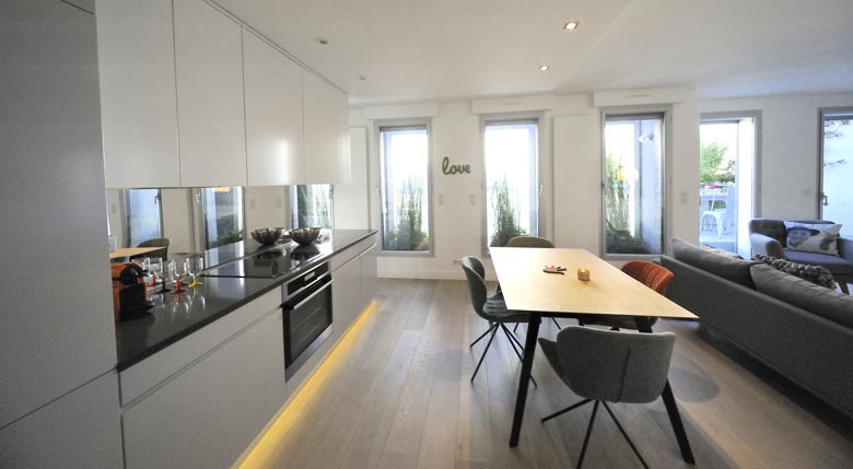 Cusine ouverte dans un appartement réalisé par un architecte d'intérieur à Montpellier