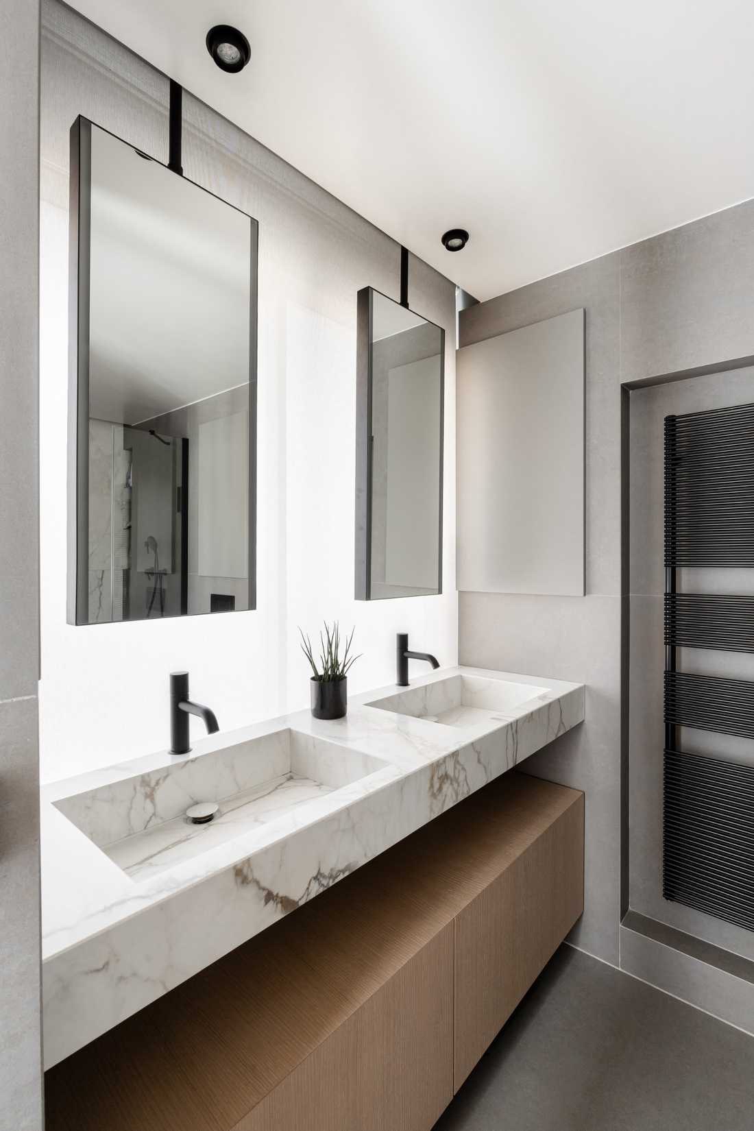 Salle de bain avec double vasque en marbre