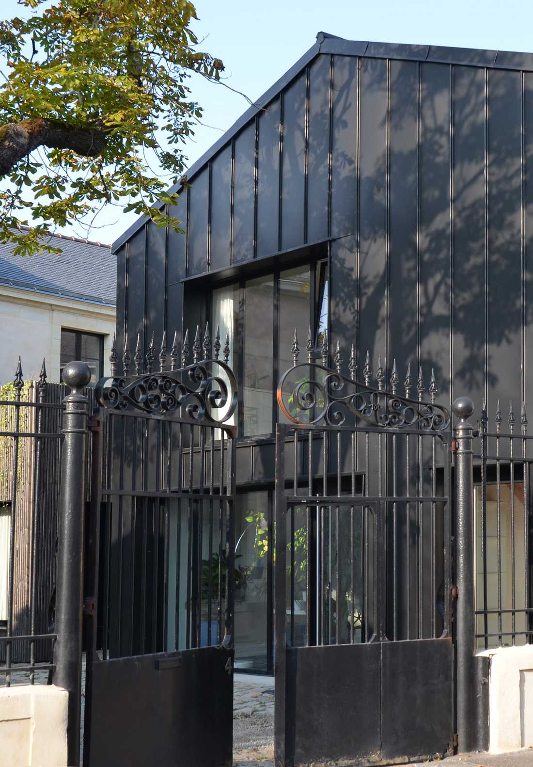 Contemporary extension of an old house designed by an architect in Hérault