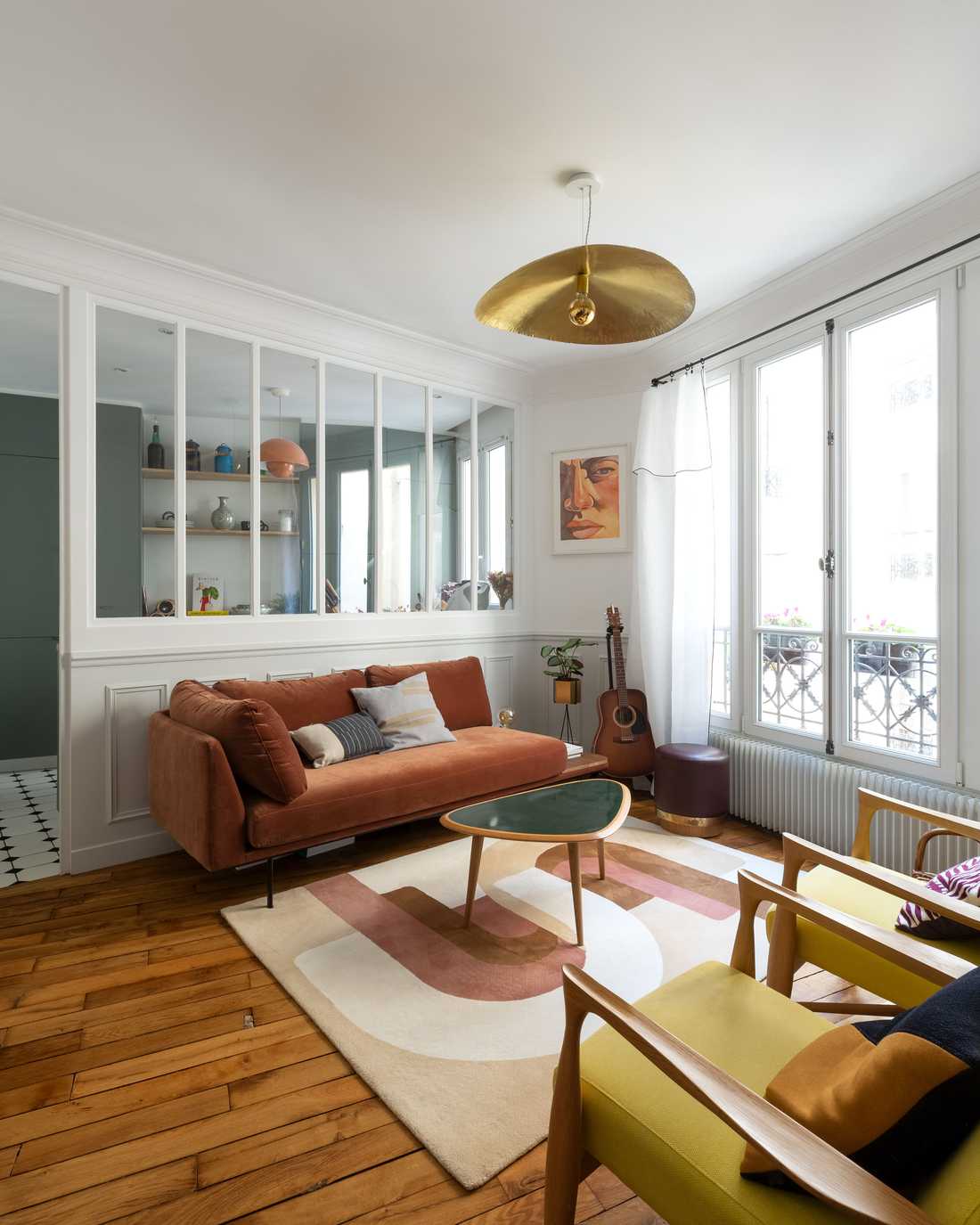 Relooking d'intérieur d'un salon avec verrière dans un appartement à Montpellier