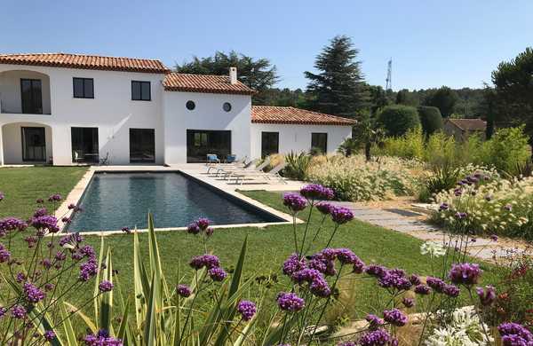 Jardin méditerranéen à la végétation provençale aménagé par un jardinier paysagiste à Montpellier.