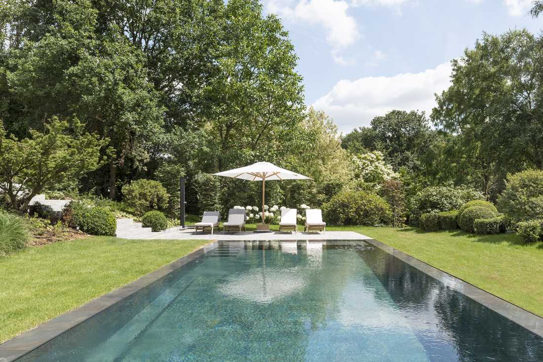 Piscine d'un jardin à débordement concu par un paysagiste à Montpellier