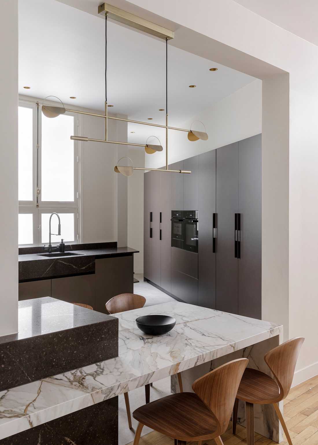 Rénovation complète appartement Art Déco - cuisine avec table en marbre