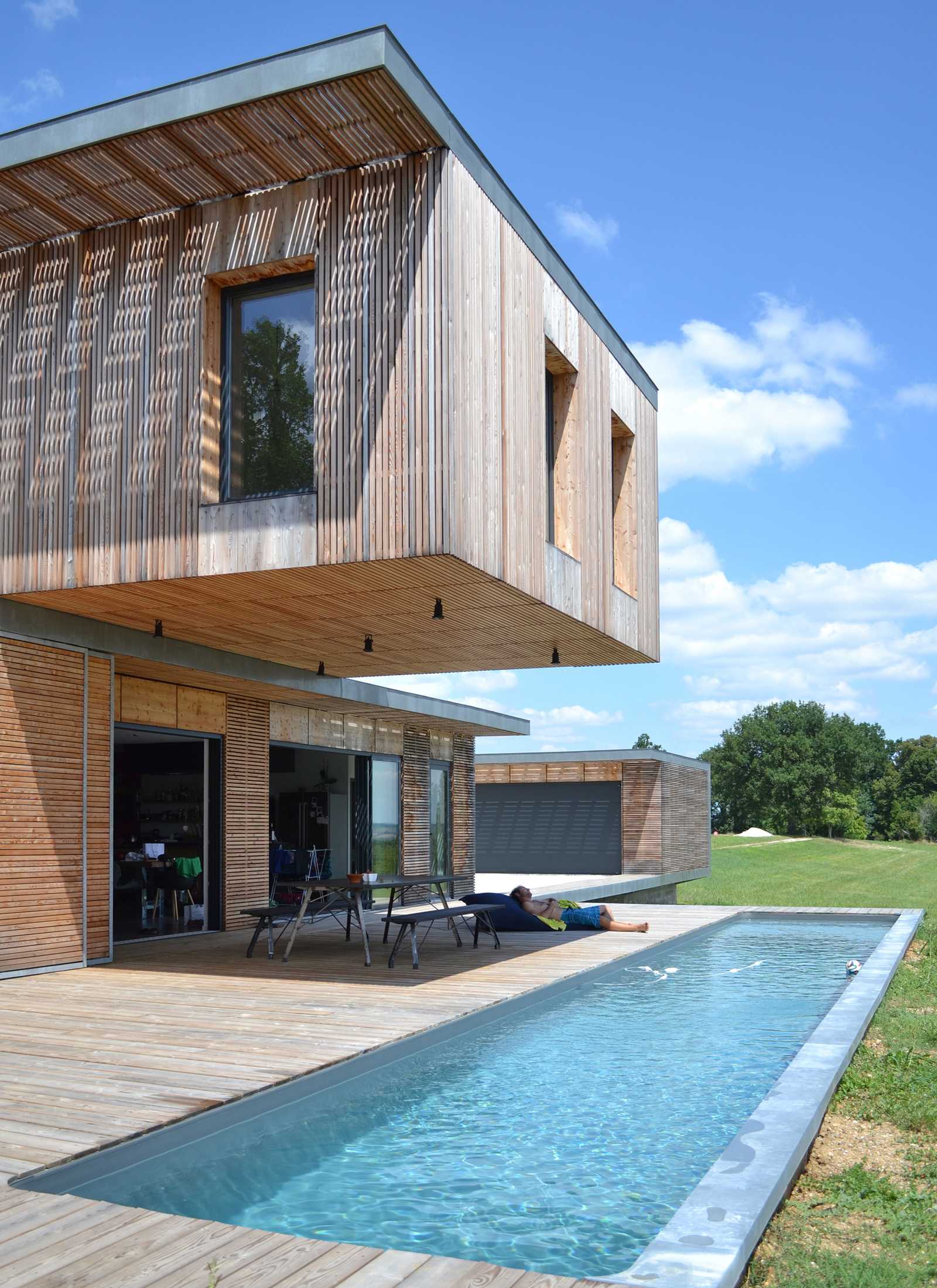 Architectural wood and concrete house by an architect from the Montpellier region