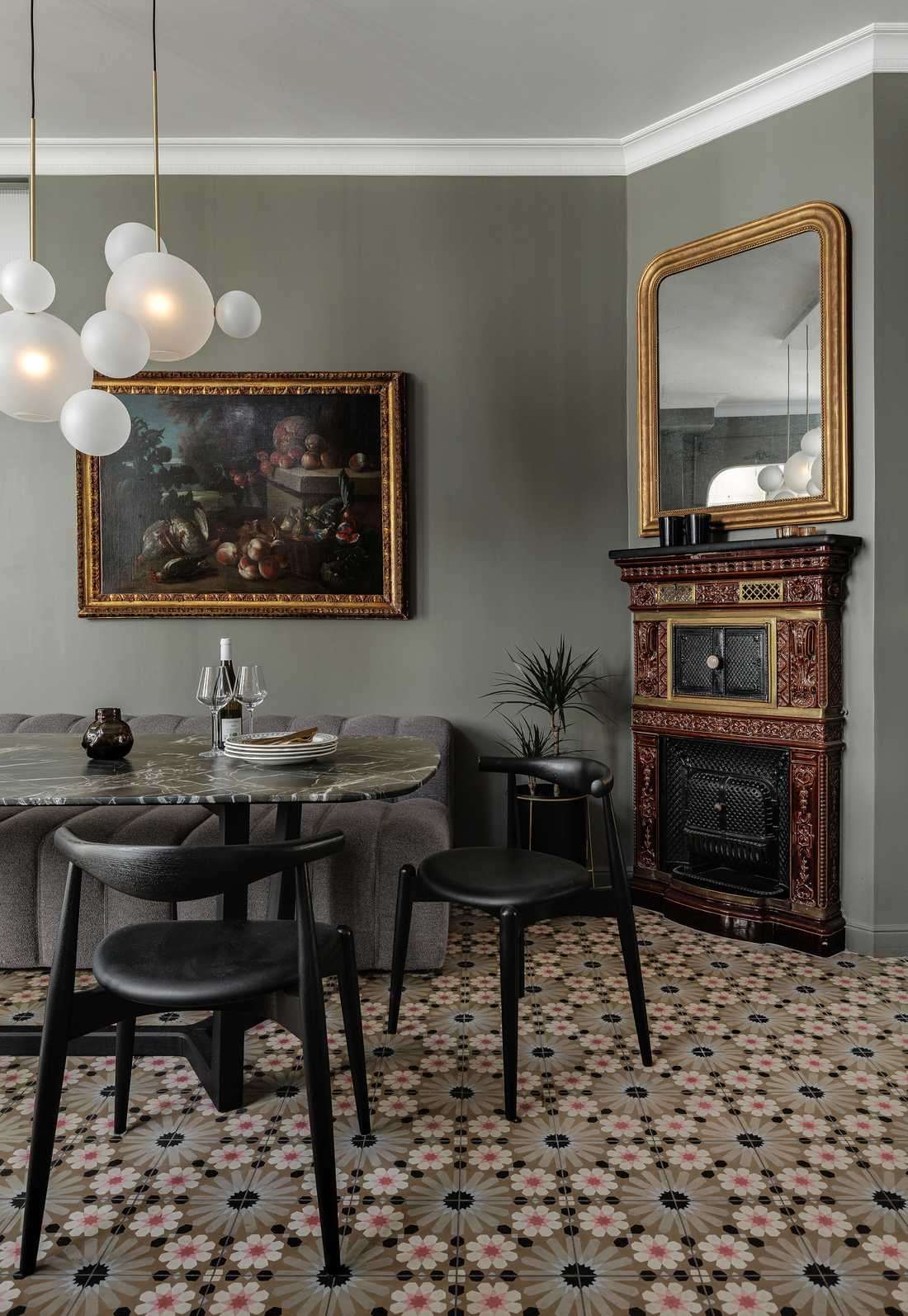 Dining room with old fireplace renovated by an interior designer in Hérault