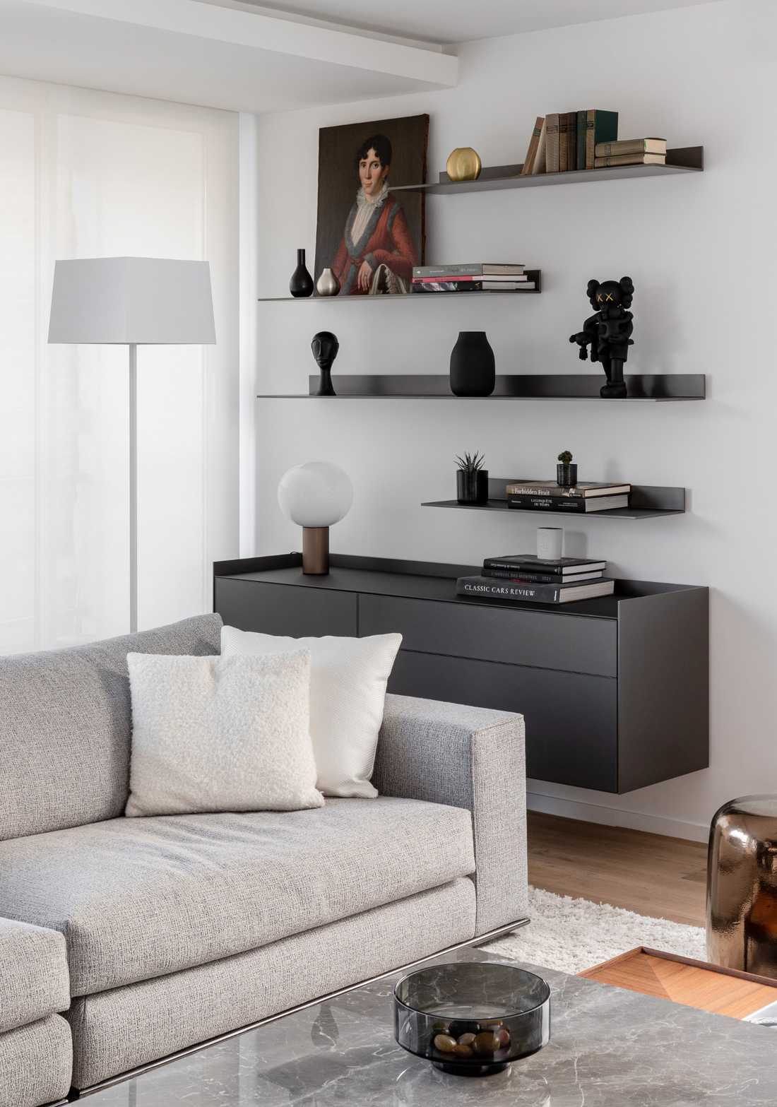 Canapé Minotti dans le salon d'un appartement rénové par un architecte d'intérieur dans l'Hérault