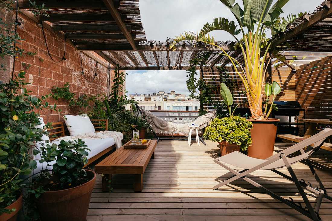 Aménagement d'un appartement rooftop avec 2 terrasses - coin terrasse ombragée