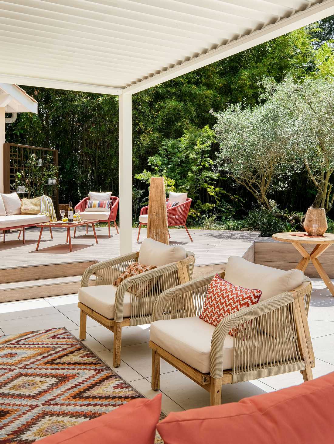 Covered terrace with garden furniture designed by a landscaper in Occitanie