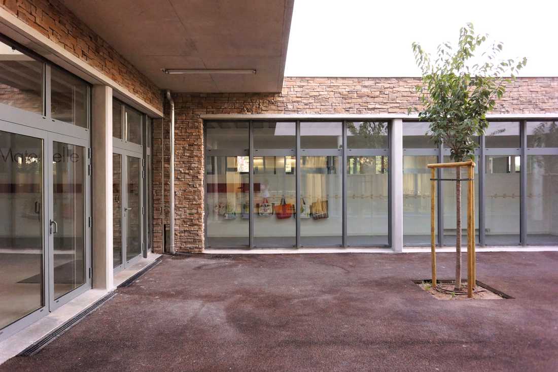 Cour intérieure de l'école conçu par un architecte dans l'Hérault