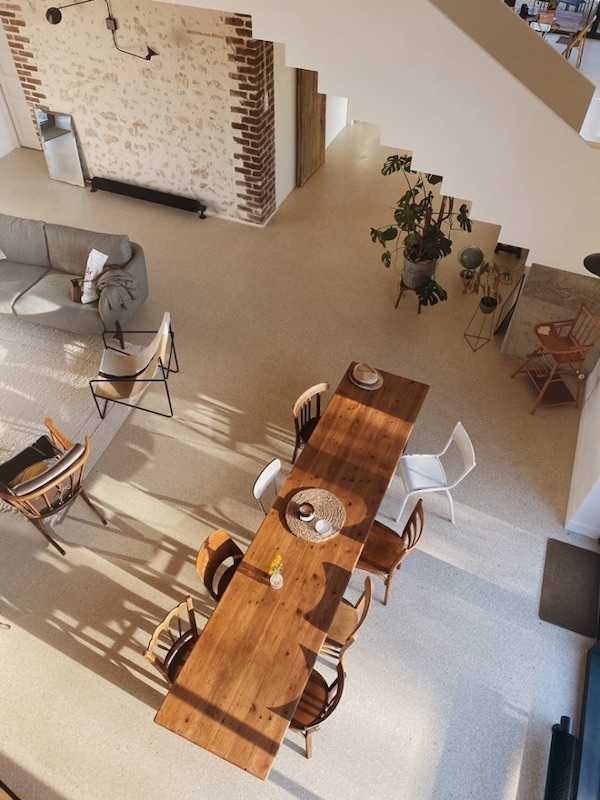 Transformation grange en maison d'hôtes - séjour avec table à manger