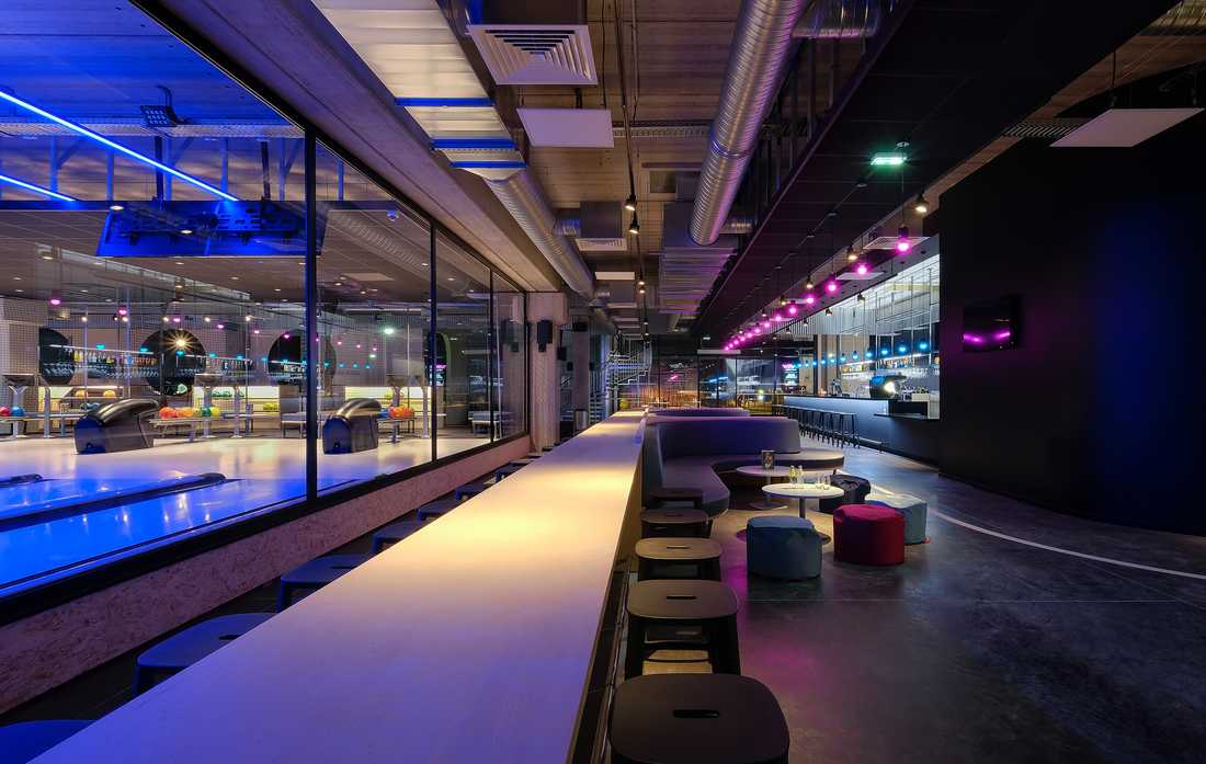 Restaurant - bar d'un bowling aménagé par un architecte dans l'Hérault
