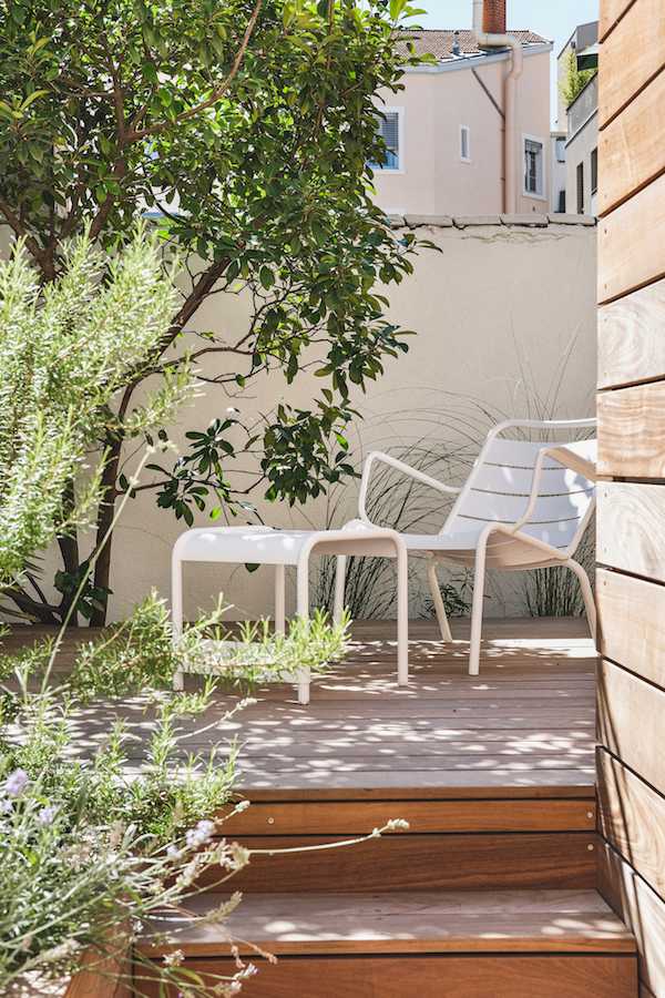 Aménagement d'une terrasse en bois - esprit méditérranéen - espace isolé