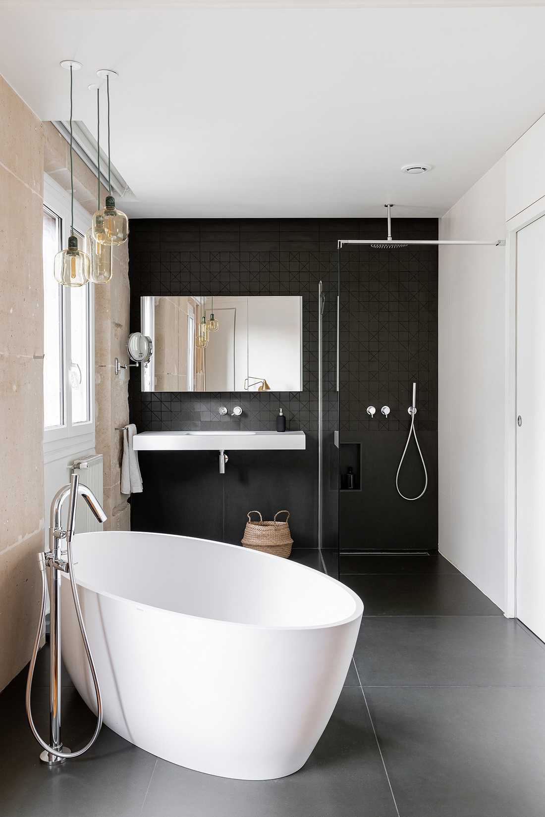 Salle de bain avec baignoir centrale aménagée par un architecte d'intérieur à Montpellier 