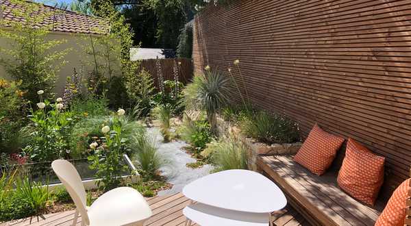 Micro-jardin urbain aux massifs naturalistes à Montpellier