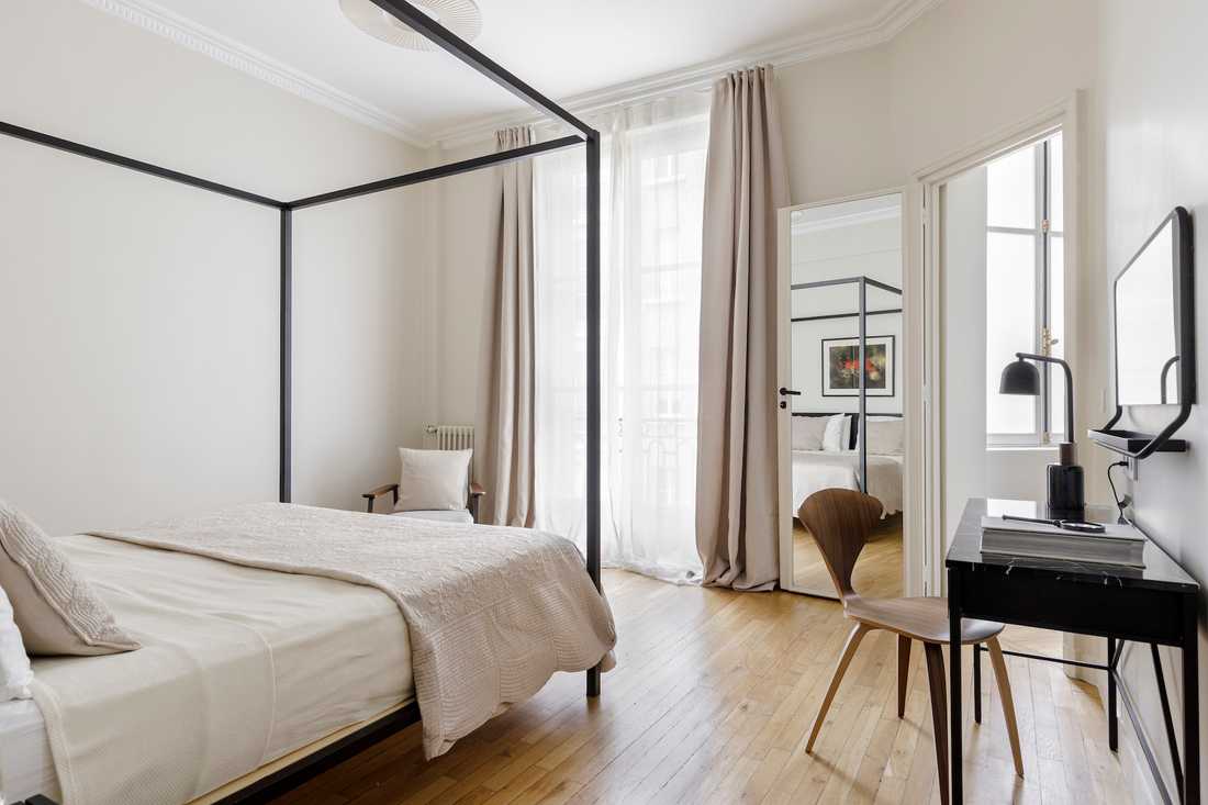 Rénovation complète appartement Art Déco - chambre principale avec baldaquin