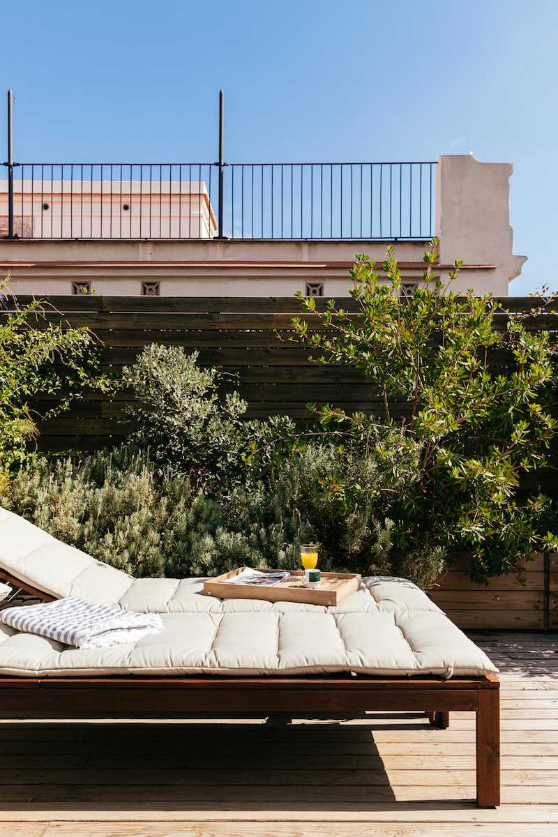 Aménagement d'un toit-terrasse en bois - coin terrasse ensoleillée