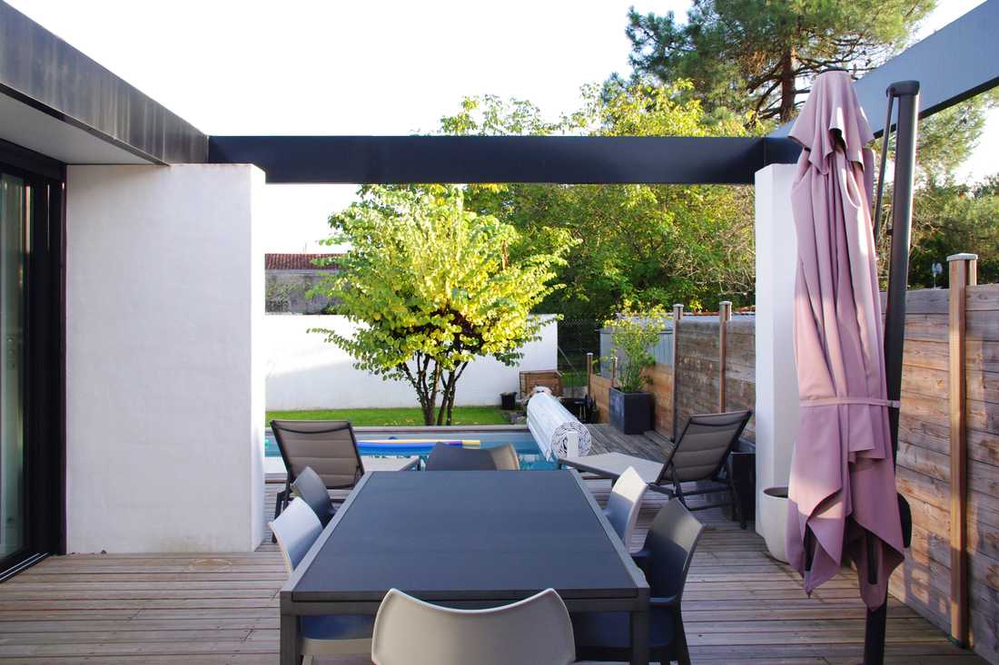 Patio extérieur avec piscine