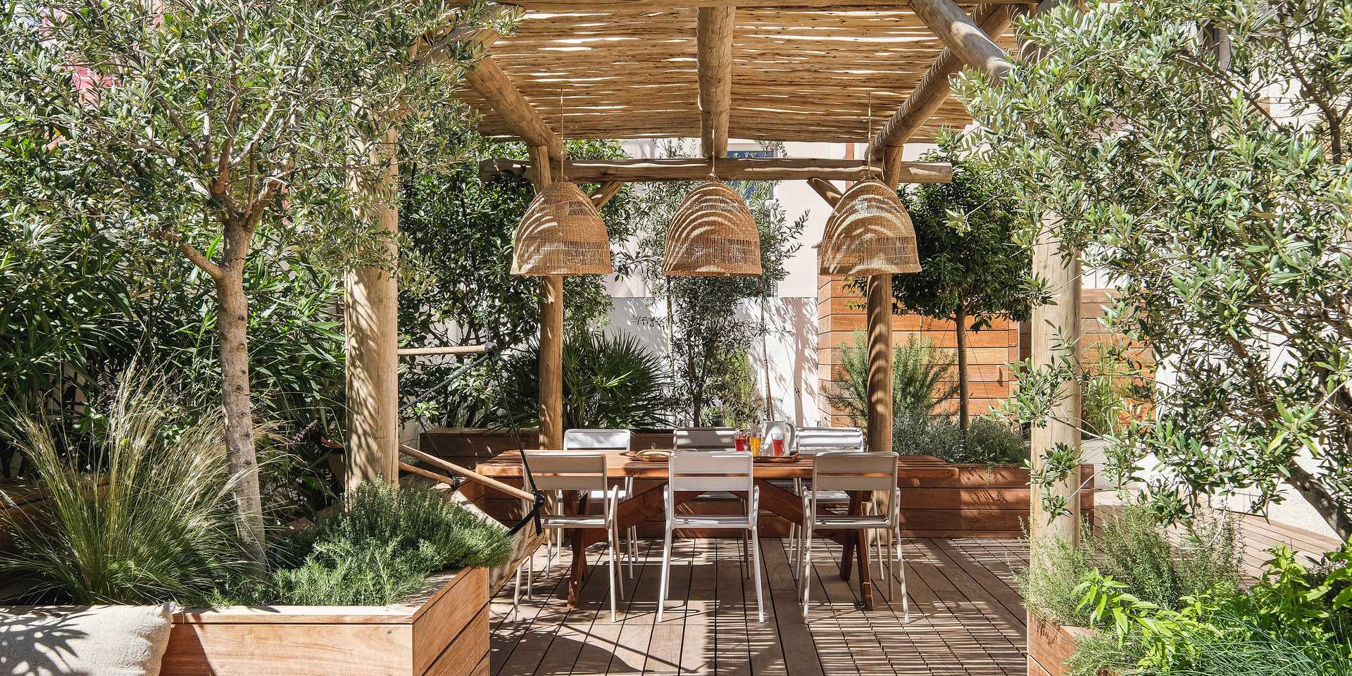 Terrasse méridionale aménagée par un architecte-paysagiste à Montpellier