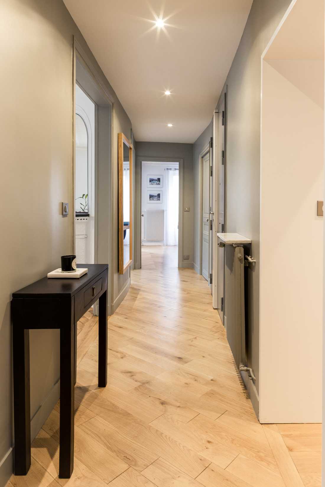 Couloir d'un appartement haussmannien renovée par un architecte d'interieur à Montpellier
