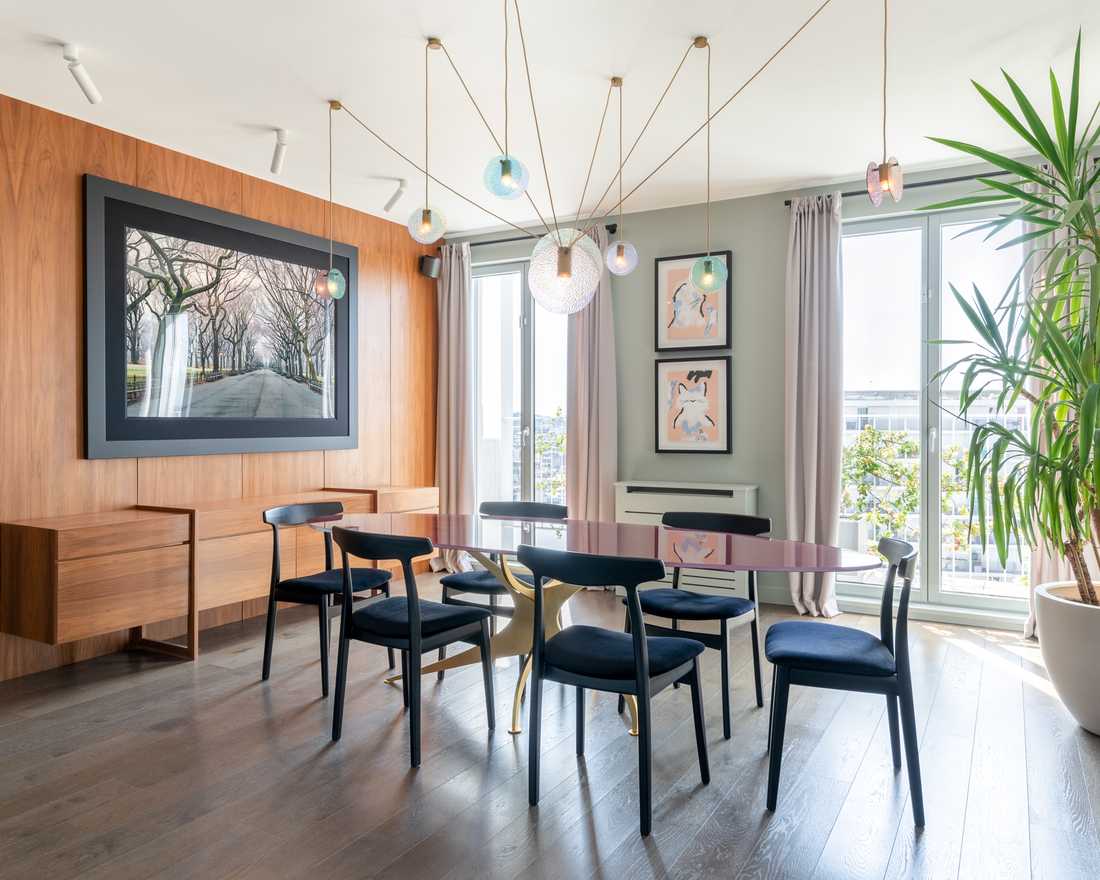 Makeover of a dining room with vintage furniture and designer pendant light