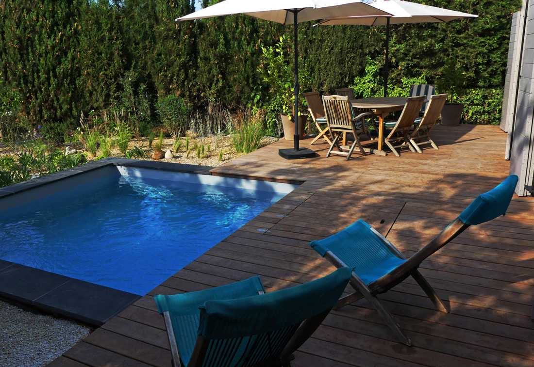 Micro-piscine dans un jardin écologique dans l'Hérault