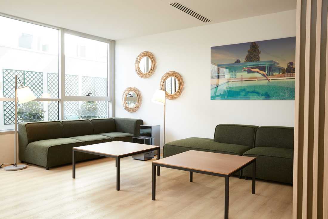 Salle d'attente de bureaux rénovés par un architecte d'intérieur dans l'Hérault