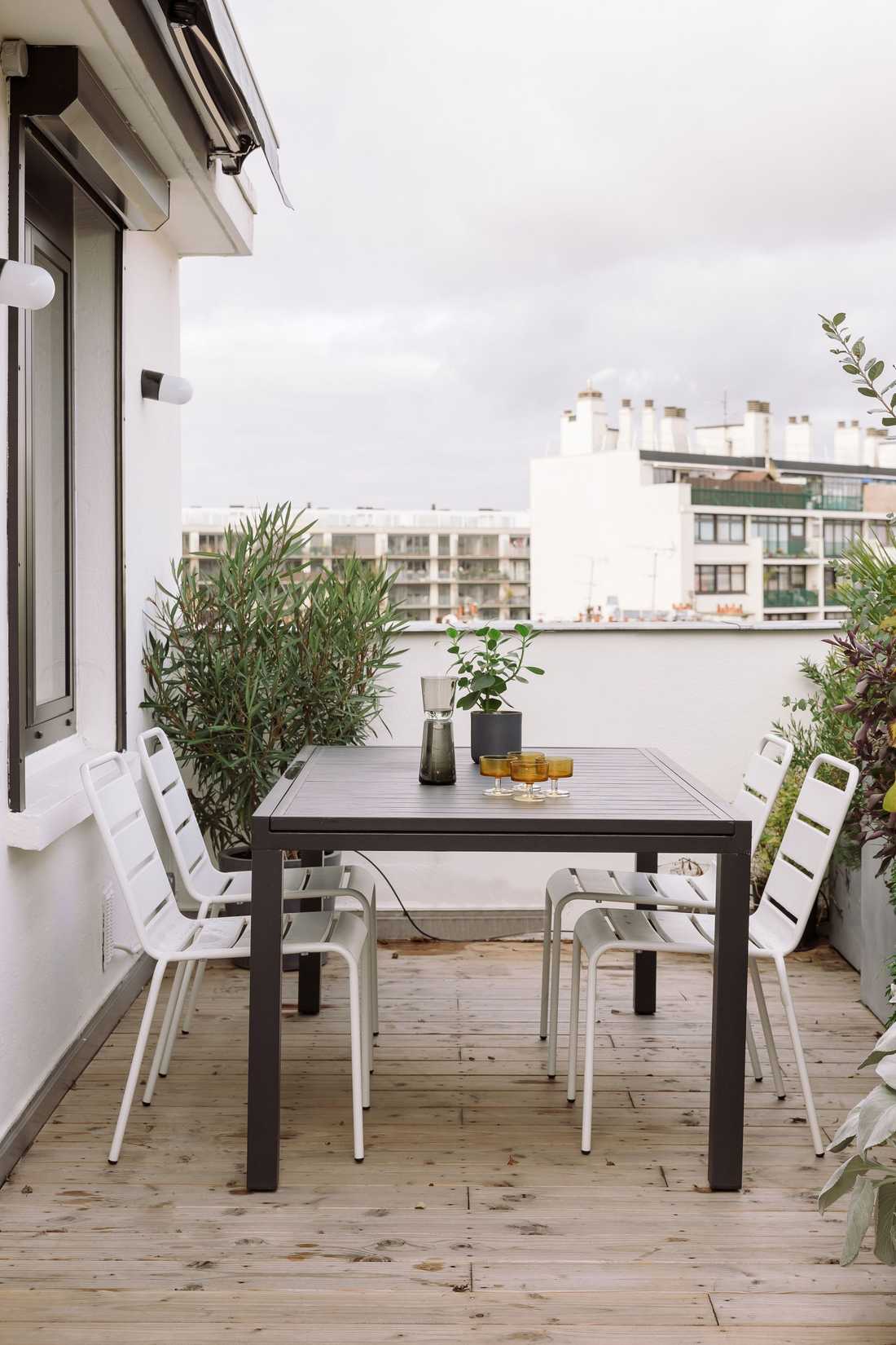 Coin repas sur la terrasse de l'appartement à Montpellier
