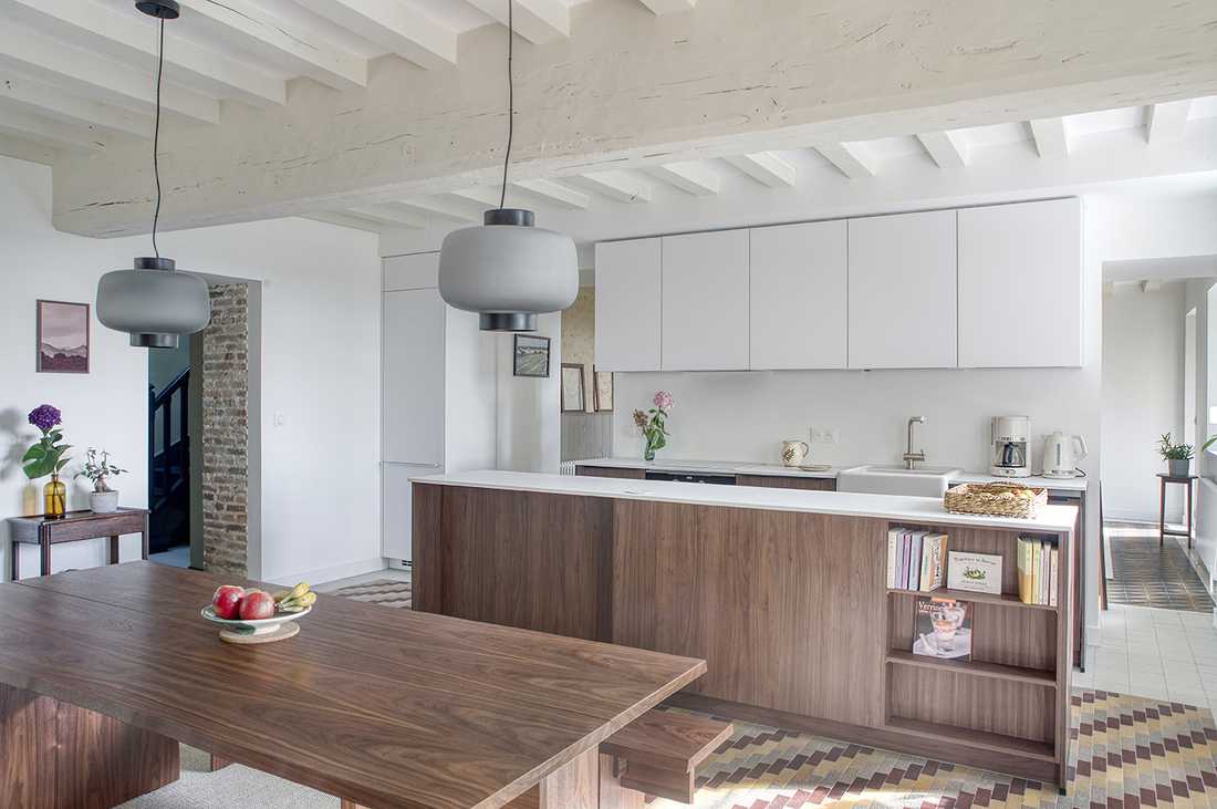 Cuisine ouverte avec ilot central contemporaine dans une maison ancienne dans l'Hérault
