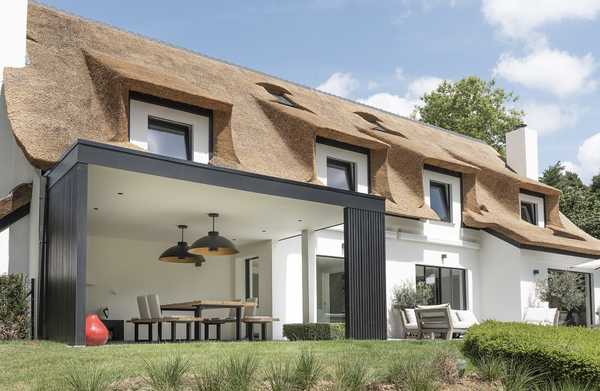 Un architecte d’intérieur et un paysagiste aménage la terrase, la pool house et la piscine à débordement d'une ville à Montpellier.