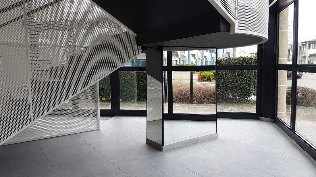 Escalier du lobby aménagé par un architecte spécialiste de l'architecture commerciale à Montpellier