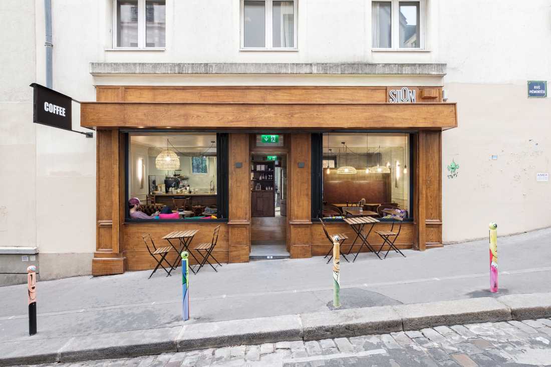 Façade en bois d'un café de Montmartre conçu par le collectif Créateurs d'intérieur