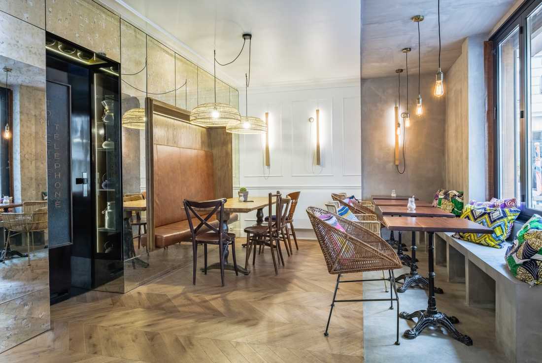 Porte art déco dans un café parisien aménagé par Créateurs d'Intérieur
