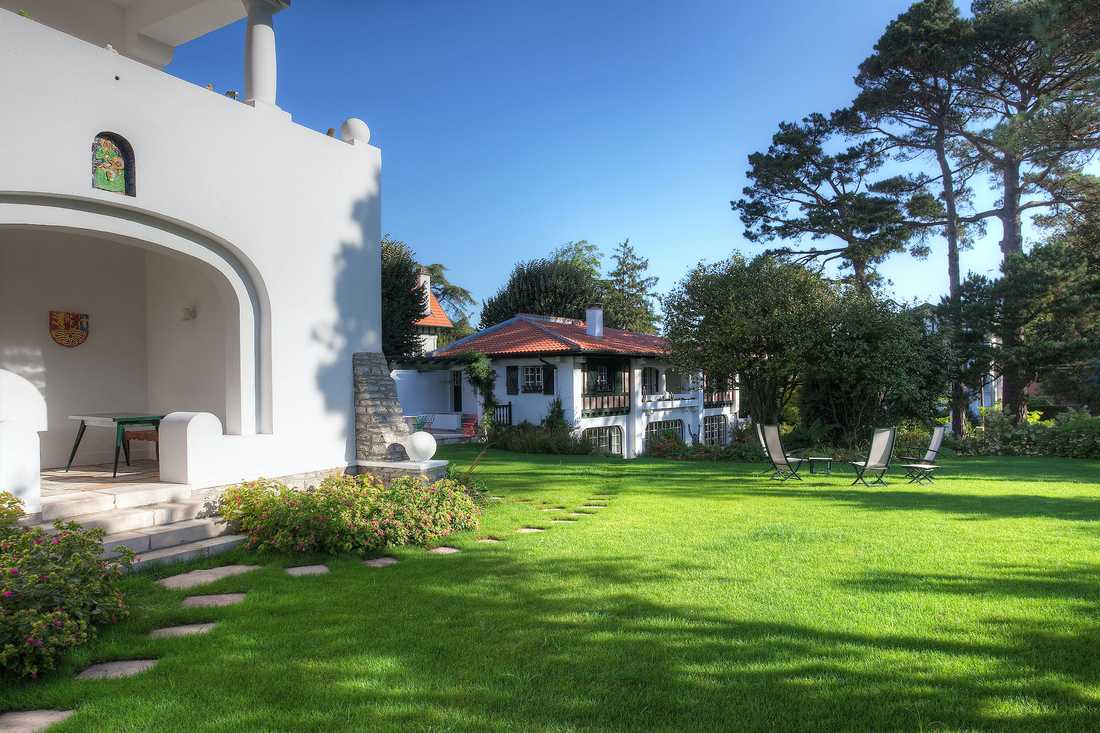 Aménagement paysager autour d'une maison basque - pelouse à l'arrière de la maison